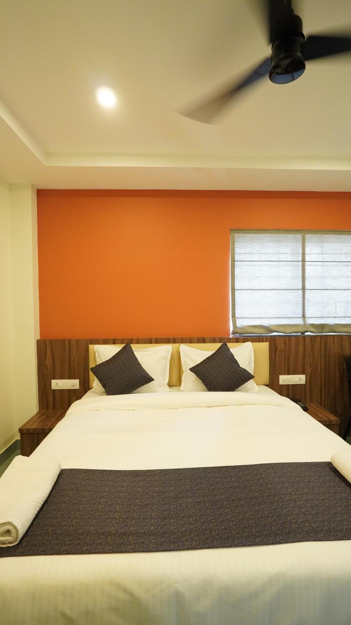 Hotel Hive Inn - Кожикоде Экстерьер фото